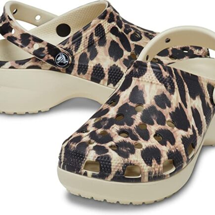 porter des Crocs en société